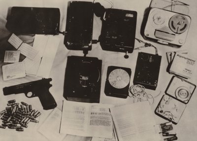 Sprzęt Sterzyka, agenta tajnych służb USA, który został aresztowany podczas próby rozpoznania .... (zdjęcie czarno-białe) autorstwa Photographer German