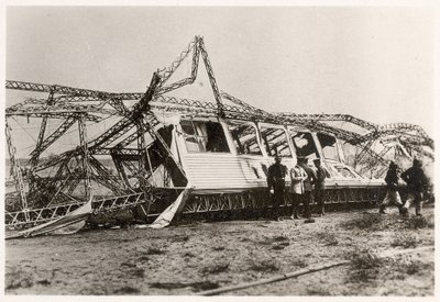 Ruiny Zeppelina LZ10 "Schwaben" po jego zniszczeniu 28 czerwca 1912 (zdjęcie czarno-białe) autorstwa Photographer German