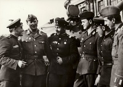 Żołnierze Narodowej Armii Ludowej utrzymują bliską przyjaźń z żołnierzami Armii Radzieckiej (zdjęcie czarno-białe) autorstwa Photographer German