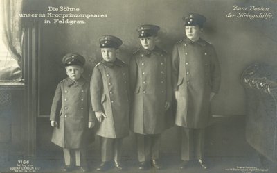 Synowie księcia Wilhelma Niemiec w mundurach wojskowych (zdjęcie czarno-białe) autorstwa Photographer German