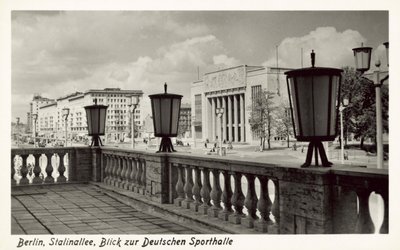 Widok na Deutsche Sporthalle, Stalinallee, Berlin Wschodni, ok. 1950 (zdjęcie czarno-białe) autorstwa Photographer German