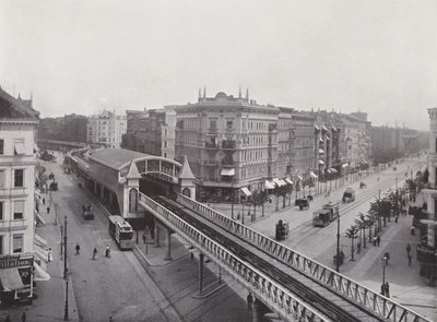 Wiener Strasse z podwyższonym dworcem kolejowym (zdjęcie czarno-białe) autorstwa Photographer German