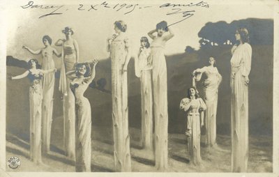 Kobiety na szczudłach przebrane za szparagi (zdjęcie czarno-białe) autorstwa Photographer German