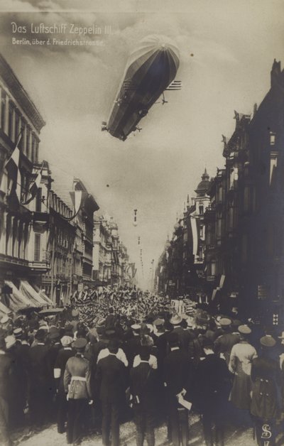 Zeppelin LZ III lecący nad Friedrichstrasse, Berlin (zdjęcie czarno-białe) autorstwa Photographer German