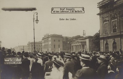 Zeppelin LZ III przelatujący nad Unter den Linden w Berlinie autorstwa Photographer German