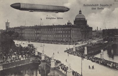 Zeppelin LZ III przelatujący nad Pałacem Miejskim w Berlinie (zdjęcie czarno-białe) autorstwa Photographer German