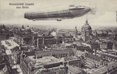 Sterowiec Zeppelin przelatujący nad Berlinem (zdjęcie czarno-białe) autorstwa Photographer German
