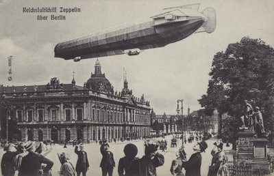Sterowiec Zeppelin przelatujący nad Berlinem (zdjęcie czarno-białe) autorstwa Photographer German
