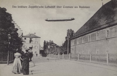 Zeppelin lecący nad Konstanz, Niemcy (zdjęcie czarno-białe) autorstwa Photographer German