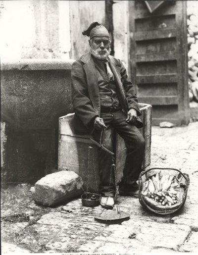 Sprzedawca ryb, z „Życia w Palermo” (zdjęcie czarno-białe) autorstwa Photographer Italian