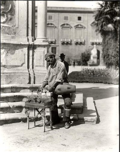 Sprzedawca wody, z „Life in Naples” (zdjęcie czarno-białe) autorstwa Photographer Italian