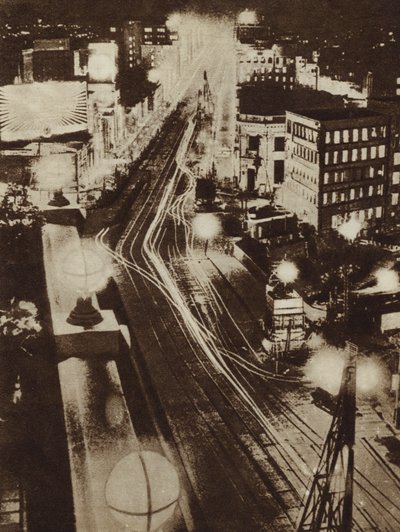 Jasne światła Ginzy, Tokio, Japonia, nocą (zdjęcie czarno-białe) autorstwa Photographer Japanese
