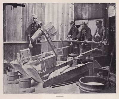 Łuszczenie ryżu lub robienie mąki ryżowej za pomocą tłuczka do ryżu, Japonia (zdjęcie czarno-białe) autorstwa Photographer Japanese