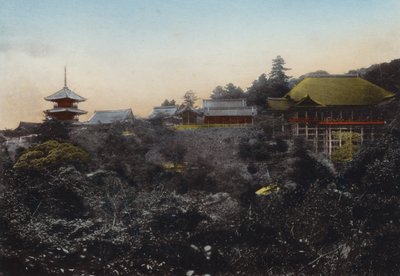 Japonia, ok. 1912: Świątynia Kiyomizu słynie z wiszącej sceny na skraju przepaści i pięciu widoków na miasto Kioto (zdjęcie) autorstwa Photographer Japanese