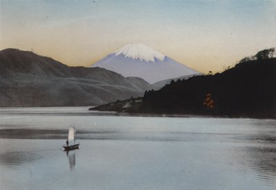 Japonia, ok. 1912: Góra Fuji z jeziora Hakone (zdjęcie) autorstwa Photographer Japanese