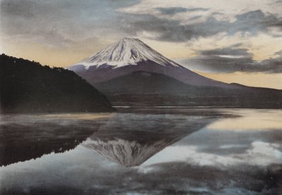 Japonia, ok. 1912: Góra Fuji z jeziora Shoji (zdjęcie) autorstwa Photographer Japanese