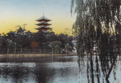 Japonia, ok. 1912: Widok Pagody w Nara ze stawu Sarusawa (zdjęcie) autorstwa Photographer Japanese