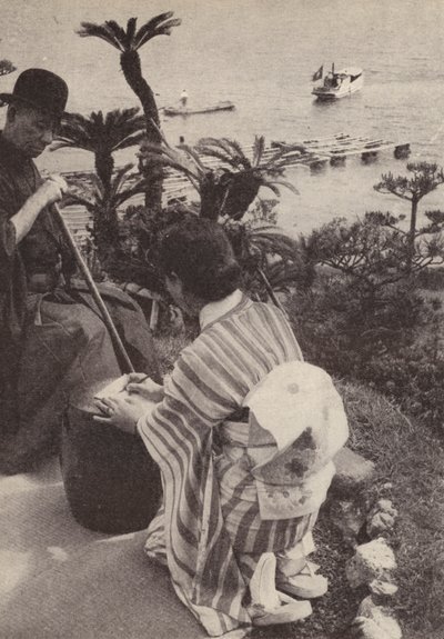 Japoński biznesmen i jego sekretarka robiący notatki stenograficzne (zdjęcie czarno-białe) autorstwa Photographer Japanese