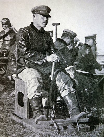 Japońscy piloci w szkoleniu podstawowym, używający drewnianego joysticka, drążka sterowego i przepustnicy autorstwa Photographer Japanese