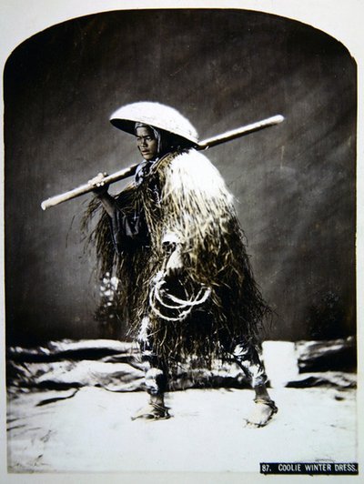 Japoński tragarz w zimowym stroju, ok. 1900 (kolorowe zdjęcie) autorstwa Photographer Japanese