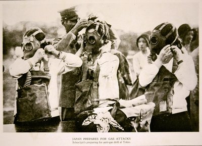 Japońskie uczennice w Tokio przygotowują się do ćwiczeń przeciwgazowych autorstwa Photographer Japanese