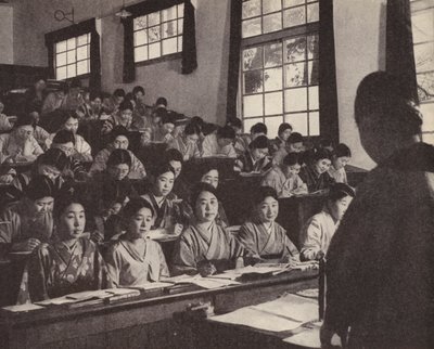 Młode Japonki na ostatnim roku studiów na Uniwersytecie Kobiet w Tokio (zdjęcie czarno-białe) autorstwa Photographer Japanese