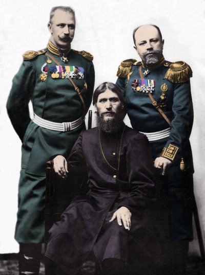 Grigorij (Grygorij) Lefimowicz Nowych, znany jako Rasputin (Rasputin) (1869-1916) z kapitanem von Lohmanem i księciem pułkownikiem Putiatinem. (Od lewej: książę Michaił Putiatin, Grigorij Rasputin i pułkownik D. Loman) autorstwa Photographer Russian