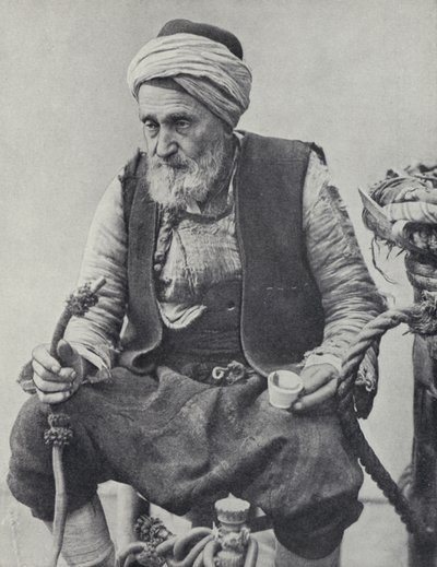 Chłop palący fajkę wodną, Izmir, Turcja (zdjęcie czarno-białe) autorstwa Photographer Turkish
