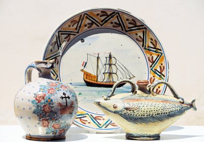 Artefakty wystawione w Muzeum Ceramiki Vietrisi, Vietri sul Mare, Kampania, Włochy autorstwa Blaise Nicolas Le Sueur