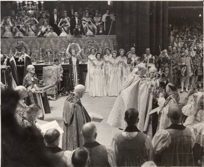 Księżna Maria, z koroną w górze, składającą hołd królowej Elżbiecie II podczas koronacji autorstwa Blaise Nicolas Le Sueur