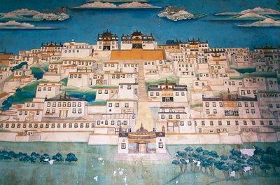 Fresk przedstawiający miasto w klasztorze Ganden Sumtsenling (gompa), Zhongdian (w tybetańskim Gyalthang, przemianowanym w 2001 roku na Shangri-La przez chiński rząd w celu promowania turystyki w tym obszarze Wyżyny Tybetańskiej), prowincja Yunnan, Chiny autorstwa Blaise Nicolas Le Sueur