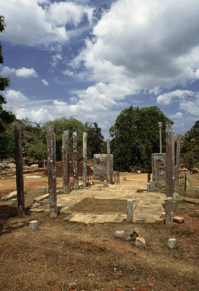 Komnata reliktowa, Mihintale, niedaleko Anuradhapura, Sri Lanka autorstwa Blaise Nicolas Le Sueur