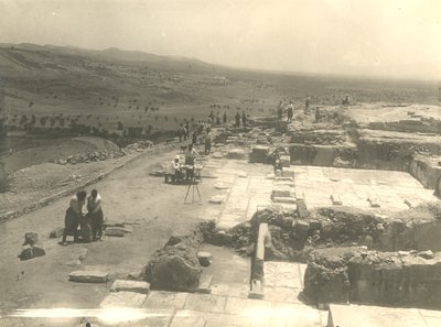 Widok wykopalisk pałacu Fajstos, włoska misja archeologiczna kierowana przez Luigiego Perniera i Federico Halbherra, Kreta, Grecja autorstwa Blaise Nicolas Le Sueur