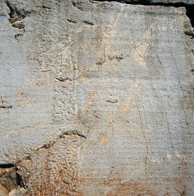 Ściana z napisami w pobliżu Świątyni Apolla w Delfach (Lista Światowego Dziedzictwa UNESCO) autorstwa Blaise Nicolas Le Sueur