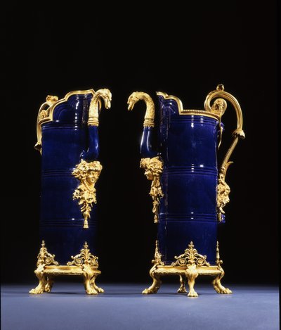 Dwa dzbanki, ok. 1767 (porcelana z lamówką z brązu) autorstwa Pierre Gouthière