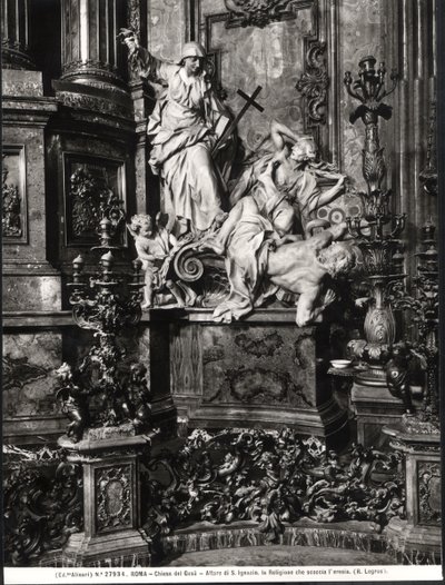 Ołtarz św. Ignacego Loyoli, fragment Zwycięstwa Prawdy Katolickiej nad Herezją (marmur) (zdjęcie czarno-białe) autorstwa Pierre Legros
