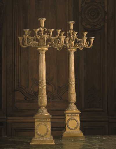 Para dwunastoramiennych kandelabrów Empire Ormolu, początek XIX wieku (pozłacany brąz) autorstwa Pierre Philippe Thomire