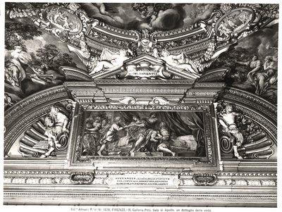 Detal dekoracji sufitu "Sala di Apollo" (Sala Apolla) przedstawiający Aleksandra czytającego Homera (fresk) (zdjęcie czarno-białe) autorstwa Pietro da Cortona