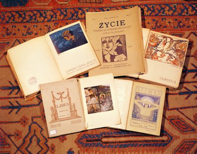 Zbiór czasopism literackich wyprodukowanych w Polsce ok. 1900 autorstwa Polish School