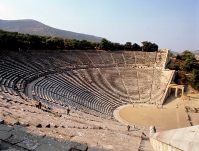 Widok na teatr w Epidauros zrealizowany przez architekta Polyclete le Jeune w Grecji. autorstwa Polycletus (active c.450 c.415 BCE)