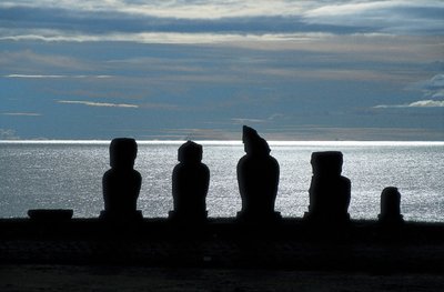 Posągi Moai, Park Narodowy Rapa Nui, Wyspa Wielkanocna, Chile autorstwa Polynesian Polynesian