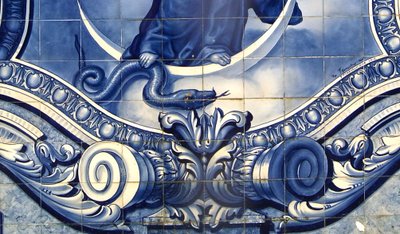 Fragment ozdobnego panelu przedstawiający Matkę Boską miażdżącą Węża, Lamego, Portugalia. 1738 (płytki ceramiczne) autorstwa Portuguese School