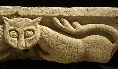 Fragment zoomorficznego kapitału z jednej z oryginalnych kolumn. (granit) autorstwa Portuguese School