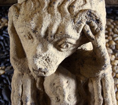 Lew pożerający człowieka, podstawa sarkofagu D. Afonso Pires, byłego biskupa Porto, Lamego, Portugalia ok. 1372 (kamień) autorstwa Portuguese School