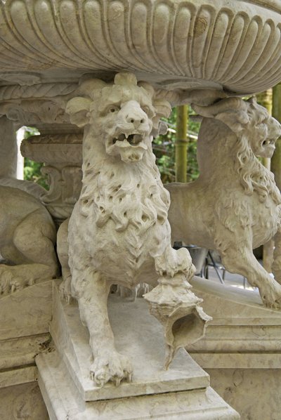 Mityczne rogi Lwa Atlanty u podstawy fontanny, Quinta da Regalia, Sintra, Portugalia c.1915 (kamień) autorstwa Portuguese School