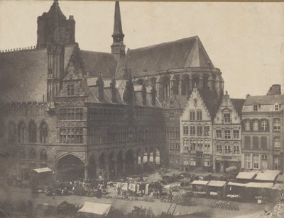 Rynek w Ypres, ca. 1851. autorstwa Possibly by Louis Désiré Blanquart évrard.