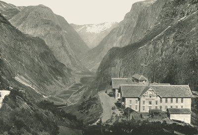 The Valley and Hotel, Stalheim, Norwegia, 1895. autorstwa Poulton and Co