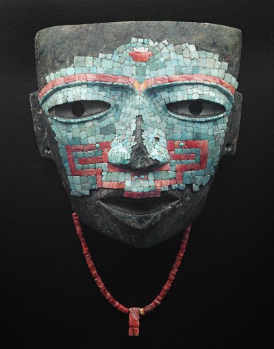 Maska pogrzebowa pokryta turkusową i czerwoną mozaiką z muszli. Artefakt z Teotihuacan w Meksyku. Cywilizacja Teotihuacan - sztuka prekolumbijska: maska pogrzebowa z turkusowych i różowych kamieni datowana na cywilizację Teotihuacan III (300-650 ne) w Meks autorstwa Pre Columbian Pre Columbian