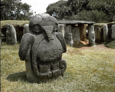 Megalityczna rzeźba ptaka trzymającego węża autorstwa Pre Columbian Pre Columbian