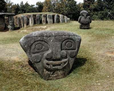 Megalityczna rzeźba trójkątnej głowy autorstwa Pre Columbian Pre Columbian